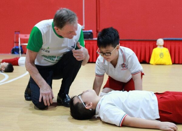 Chuyên gia Tony Coffey đang dạy sơ cứu