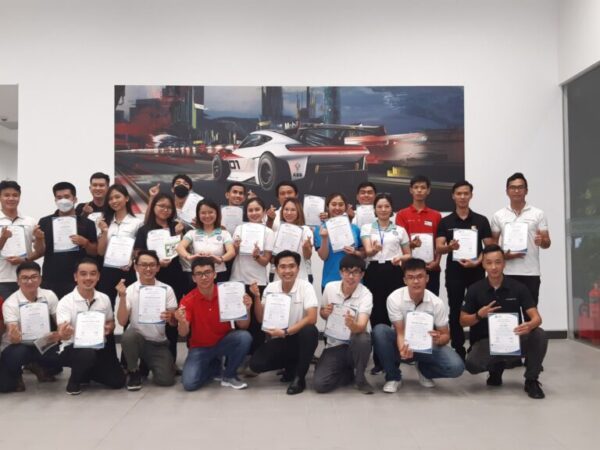 Các nhân viên tại Porsche hào hứng sau khi tham gia lớp học của SSVN.