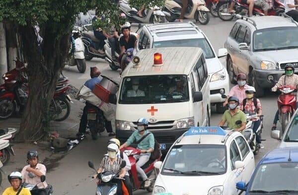 Người dân không nhường đường cho xe cứu thương dù nghe còi, đèn hú