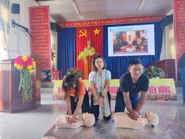Lớp sơ cấp cứu cho bà con tại xã Đà Loan ( Lâm Đông)