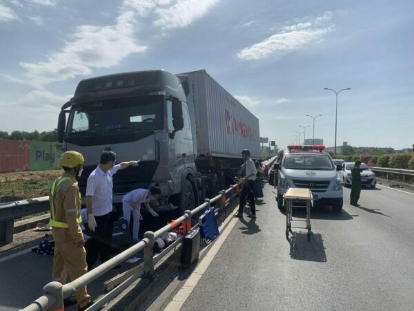 Xe container nổ lớp, tông nhiều người đi xe máy bị thương nặng