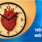Clock with a heart at the center, symbolizing the 'golden time' for heart attack treatment; Vietnamese text 'THỜI GIAN VÀNG NHỒI MÁU CƠ TIM' on the blue background.